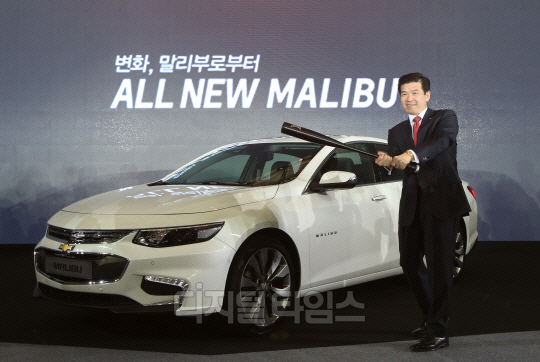 제임스 김 한국 GM 사장이 27일 서울 고척 스카이돔에서 열린 쉐보레 중형 세단 '올 뉴 말리부 신차발표회'에서 홈런을 치는 포즈를 취하고 있다. 신형 말리부는 동급 최대 길이의 차체로 스포티한 디자인, 안락한 승차 공간을 갖췄으며 고강도 경량 차체와 최신형 터보 엔진의 탑재로 주행 성능이 향상됐다.